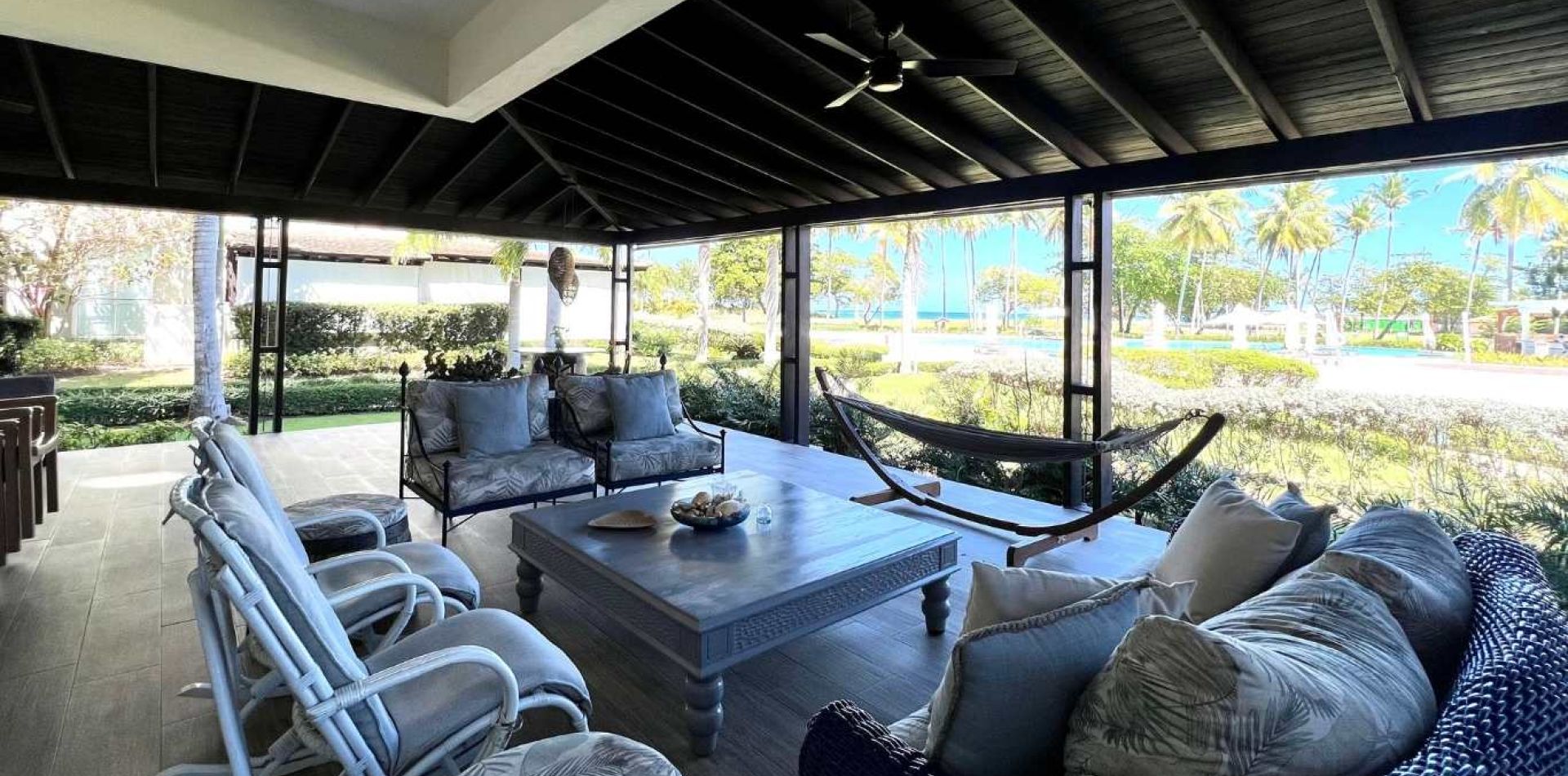 Apartamento con vista al mar y playa en primer nivel con piscina