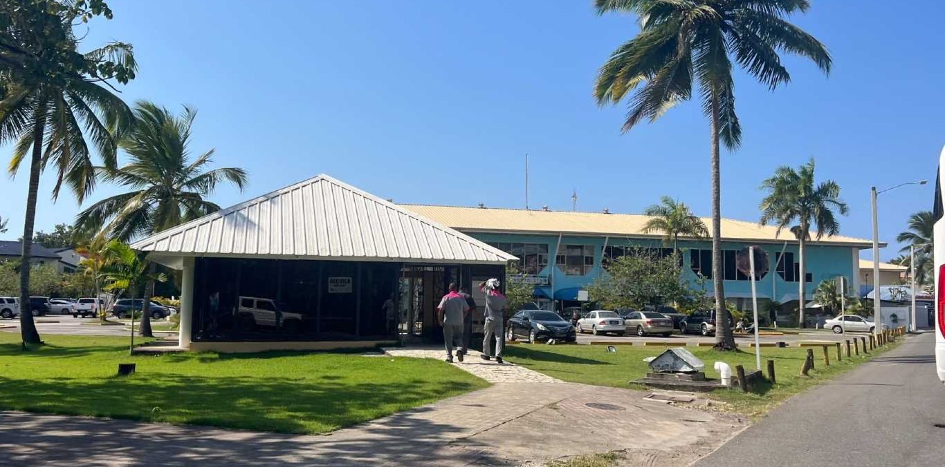 Local comercial con alta visibilidad en Playa Dorada